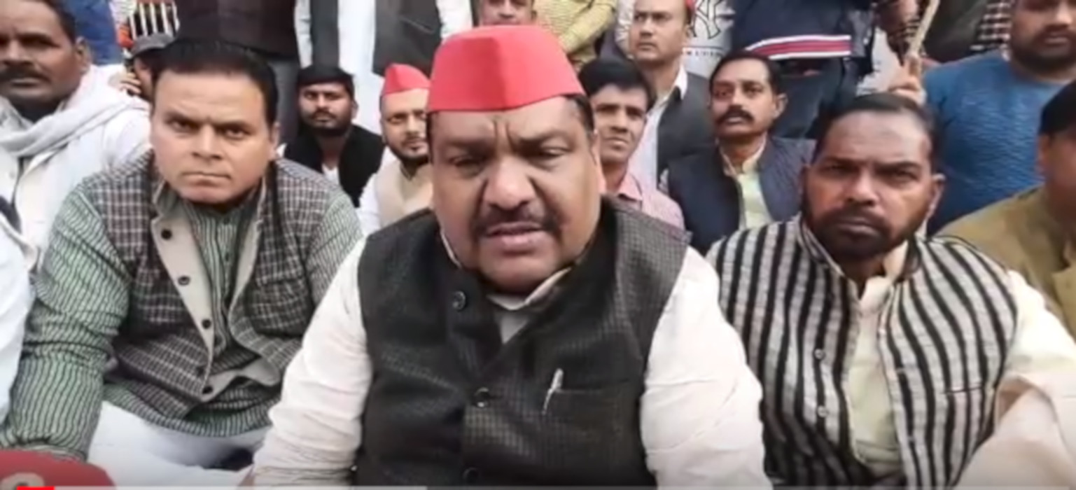 उन्नाव कांड के विरोध में सपा का प्रदर्शन, धरने पर बैठे पूर्व मंत्री अरविंद सिंह गोप
