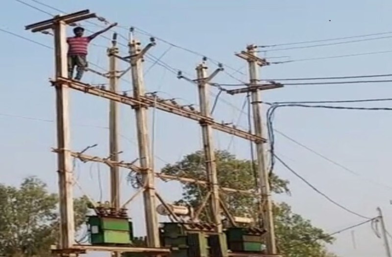 वेतन न मिलने से नाराज युवक बिजली ट्रांसफार्मर पर चढ़ा, एक घंटे किया हंगामा