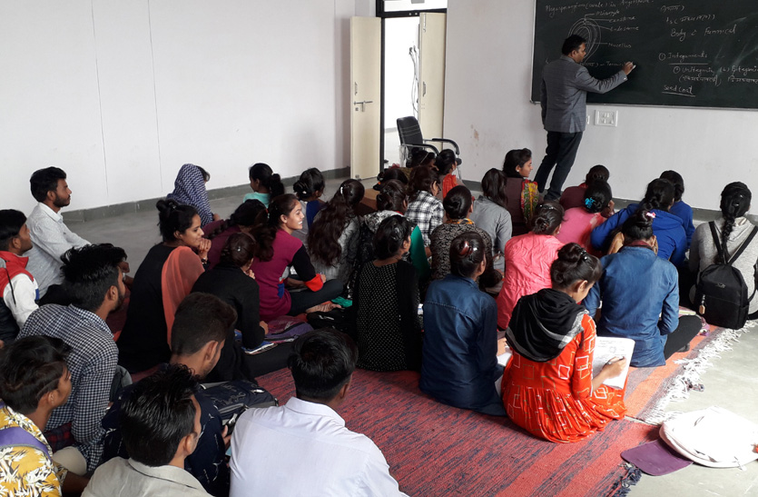 सुविधाओं के लिए मोहताज कॉलेज विद्यार्थी, फर्श पर बैठ कर रहे है अध्यन