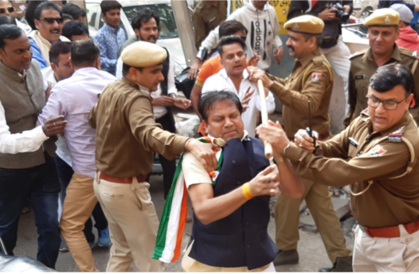 बिजली बिलों पर केईडीएल की सफाई से भड़के थे कांग्रेसी, पुलिस की मौजूदगी में अधिकारी को मारे चांटे, तमाशा देखती रही खाकी
