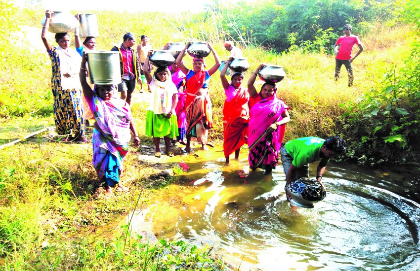 विडंबना : अंबिकापुर शहर से मात्र 3 किमी दूर गांव के लोग ढोढ़ी का पानी पीने को मजबूर