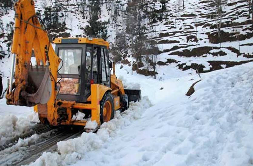 घाटी में सर्दी का कहर, बर्फबारी के चलते जम्मू-श्रीनगर राजमार्ग बंद