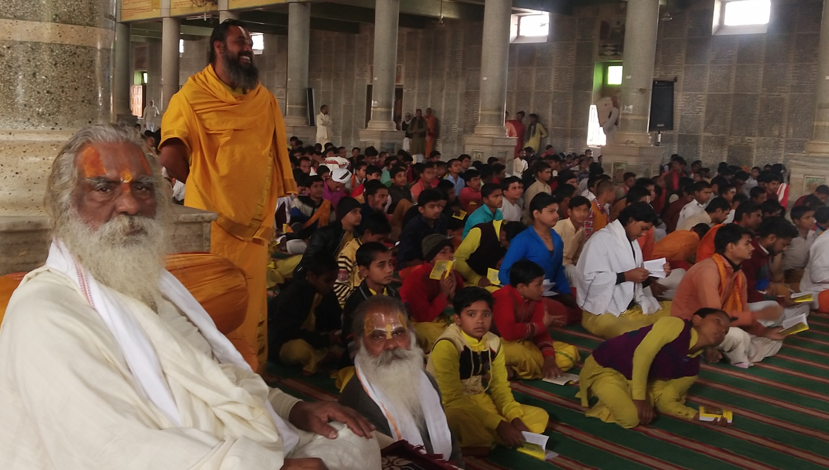 अयोध्या में 3000 विद्वानों के साथ संतों ने गीता पाठ कर मनाया शौर्य दिवस
