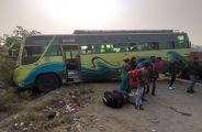 खड़ी बस को ट्रोले ने मारी टक्कर, बाल-बाल बचे यात्री
