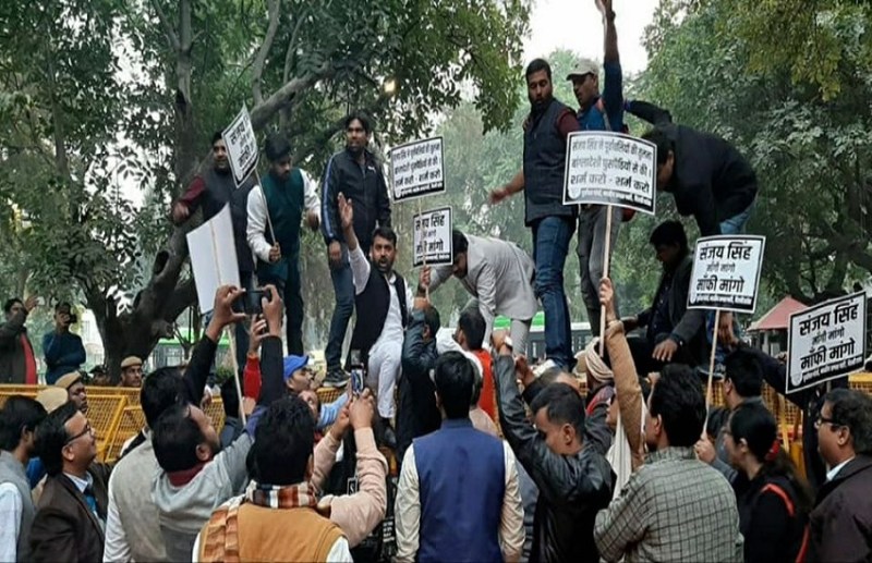 दिल्ली: NRC मुद्दे पर AAP और भाजपा आमने-सामने, पूर्वांचल मोर्चा ने संजय सिंह का फूंका पुतला