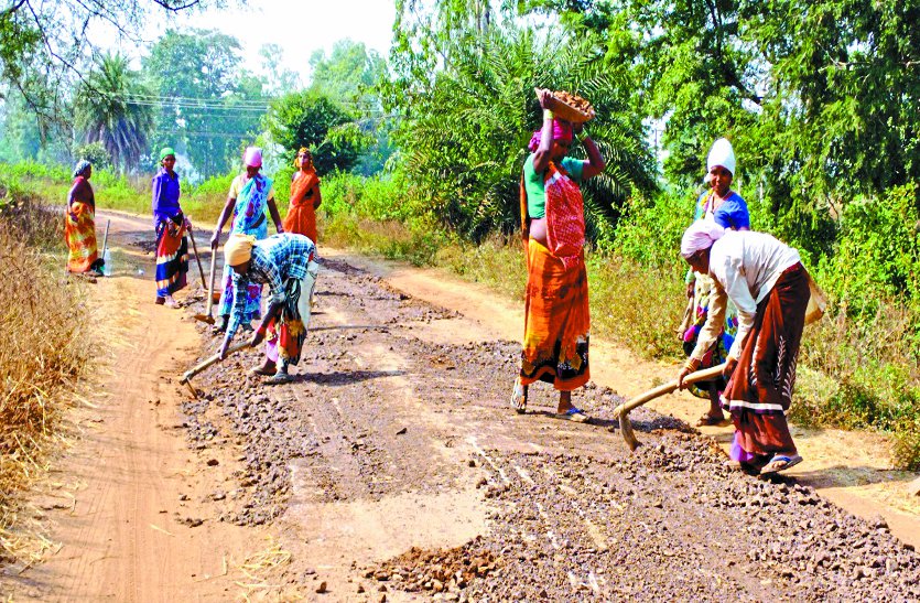 ग्रामीण क्षेत्रों की सड़कों का बुरा हाल, मरम्मत के नाम पर की जा रही खानापूर्ति