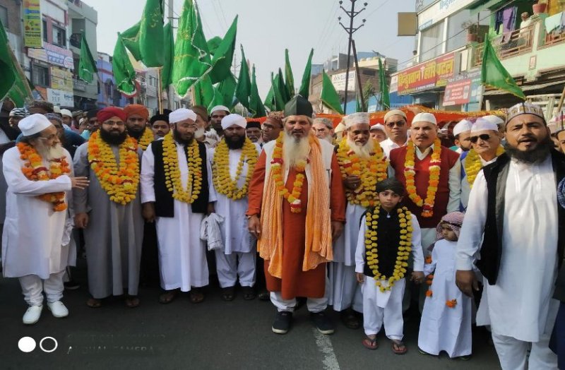 परचम और गौसे पाक की नाद के साथ ग्यारहवीं शरीफ का जुलूस