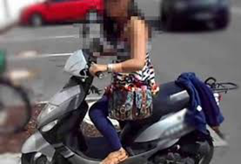 स्कूटी की स्पीड धीमी कर युवती मोबाइल पर कर रही थी बात, पीछे से बाइक सवार 3 युवकों ने दिया इस वारदात को अंजाम