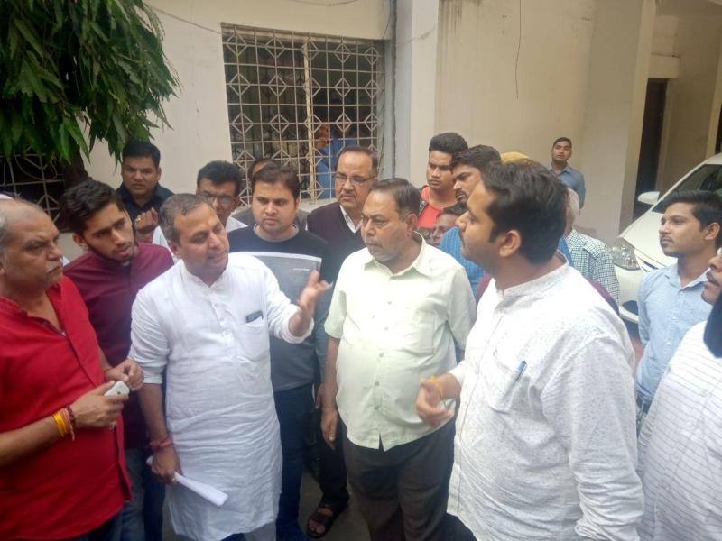 टिकट कटने पर पार्षद प्रत्याशी दीपांशु श्रीवास्तव ने कलेक्ट्रेट में किया हंगामा