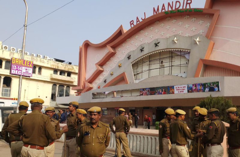 जयपुर के सिनेमाघरों में शुरू हुई 'पानीपत' को लेकर जंग, देखें तोड़-फोड़ के Live Video