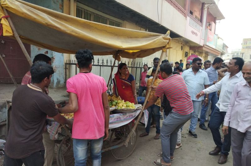Controversy in Sendhwa old vegetable market