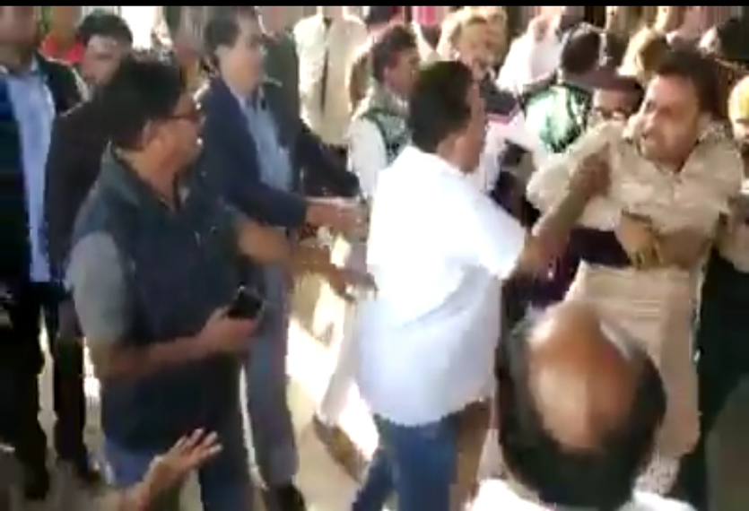 Video: नामांकन वापसी के दौरान कलक्टोरेट में भाजपा-कांग्रेस नेताओं के बीच जमकर मारपीट, वरिष्ठ नेताओं ने किया बीच-बचाव