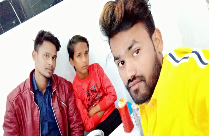 सड़क हादसे में दो दोस्तों की गई जान, एक घायल