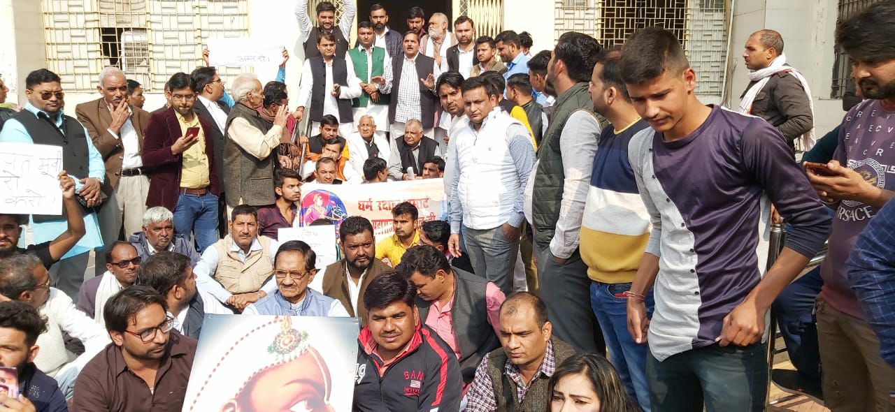 Panipat movie के विरोध में उतरी जाट महासभा, पुतला फूंका, रिलीज पर रोक लगाने की मांग