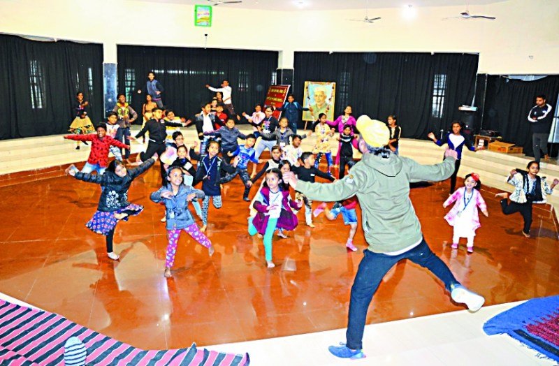 बच्चों ने कार के साथ फ्री प्याज का दिया ऑफर