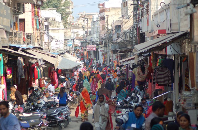 तंग गलियों में मकान-दुकान, निकलना भी मुश्किल