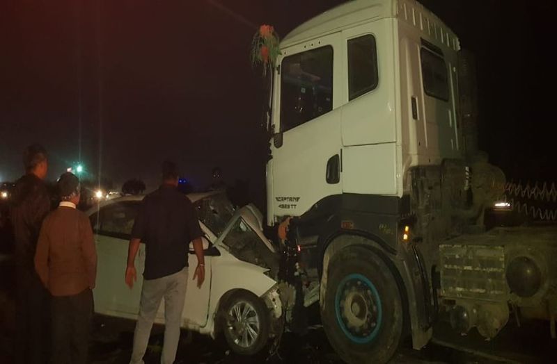 गाय से टकराकर डिवाइडर लांघकर टे्रलर से टकराई कार