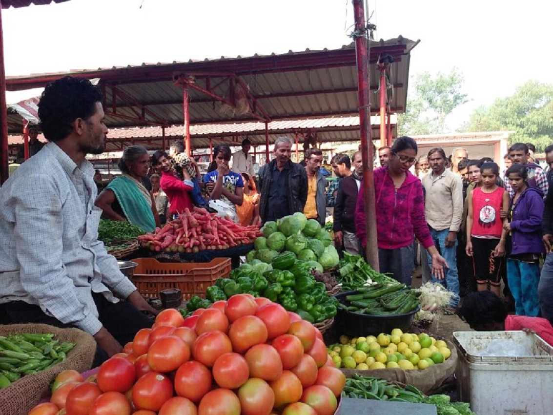 एसडीएम पहुंची सब्जी मंडी, विक्रेताओं को चबूतरों पर कराया शिफ्ट