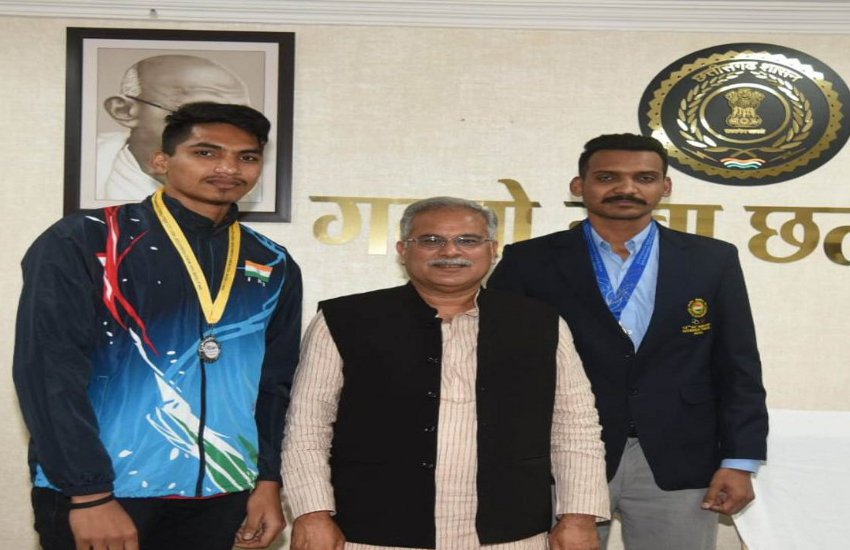 मुख्यमंत्री भूपेश बघेल ने छत्तीसगढ़ के दो वॉलीबाल खिलाडिय़ों को स्वर्णिम सफलता के लिए शुभकामनाएं दी