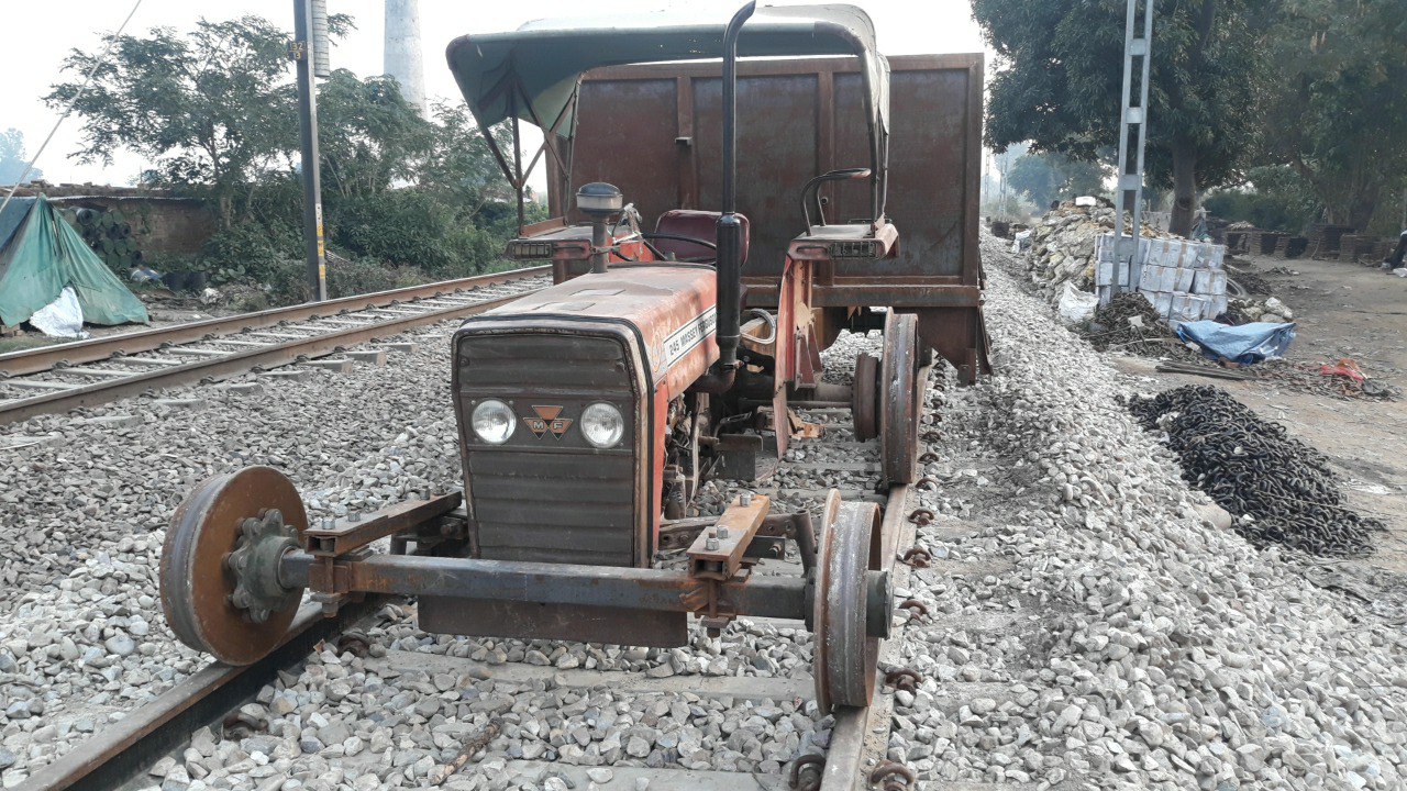 अजब-गजब: मुजफ्फरनगर-सहारनपुर के बीच रेलवे ट्रैक पर दाैड़ रही ट्रैक्टर ट्राली, देखें वीडियो