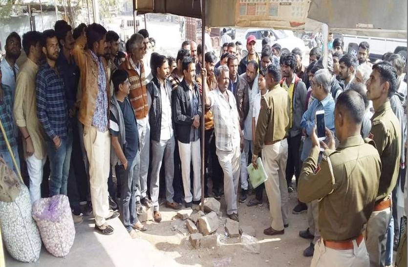 Ventilator broke inside, thieves stole mobile and cash