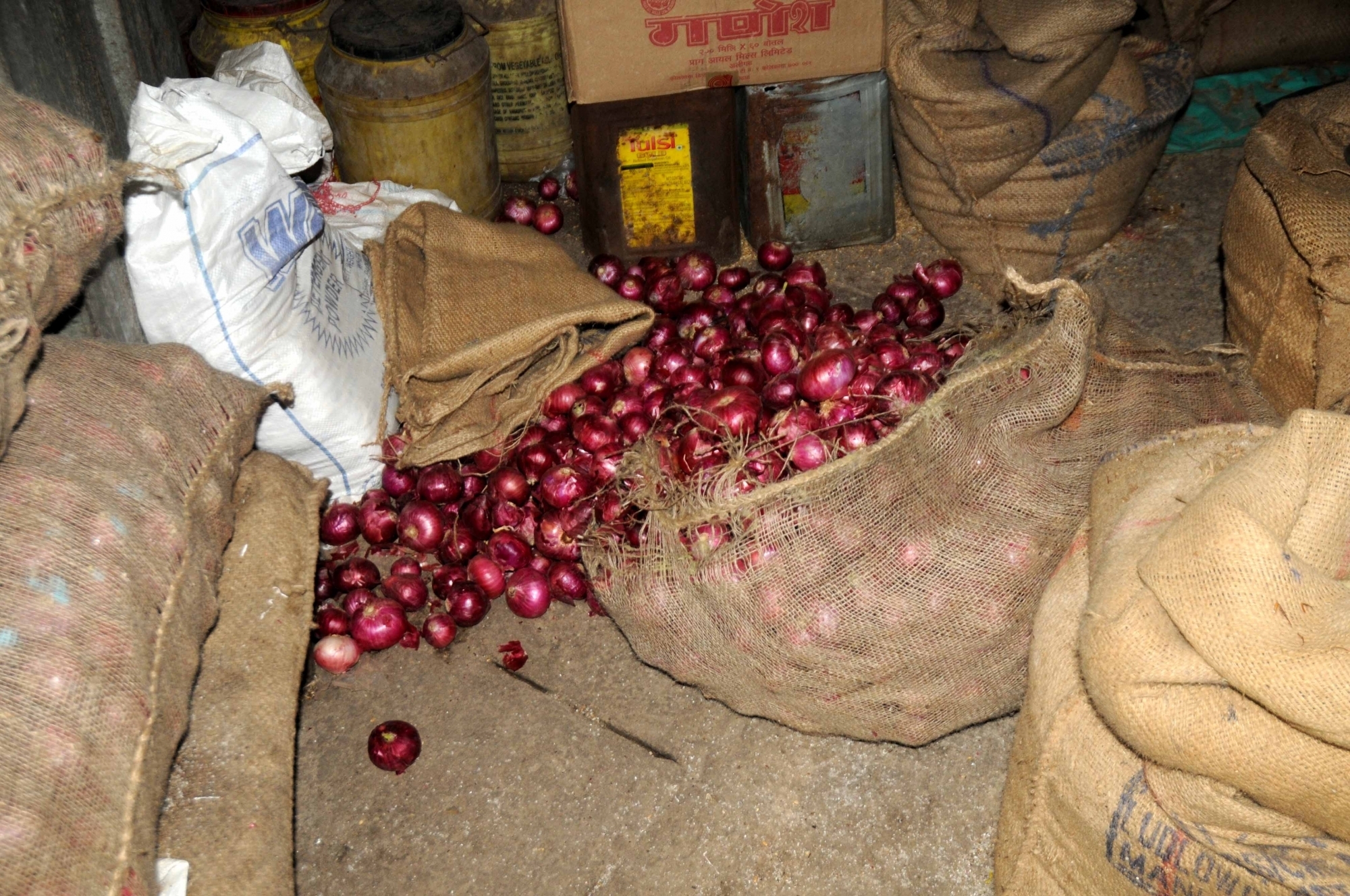 Retail traders will not be able to keep more than 2 tonnes of onions