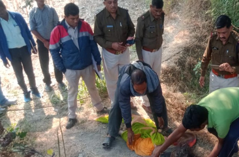 खेत में मिली महिला की लाश, सिर व गले में चोट के निशान, पुलिस ने दर्ज किया हत्या का केस
