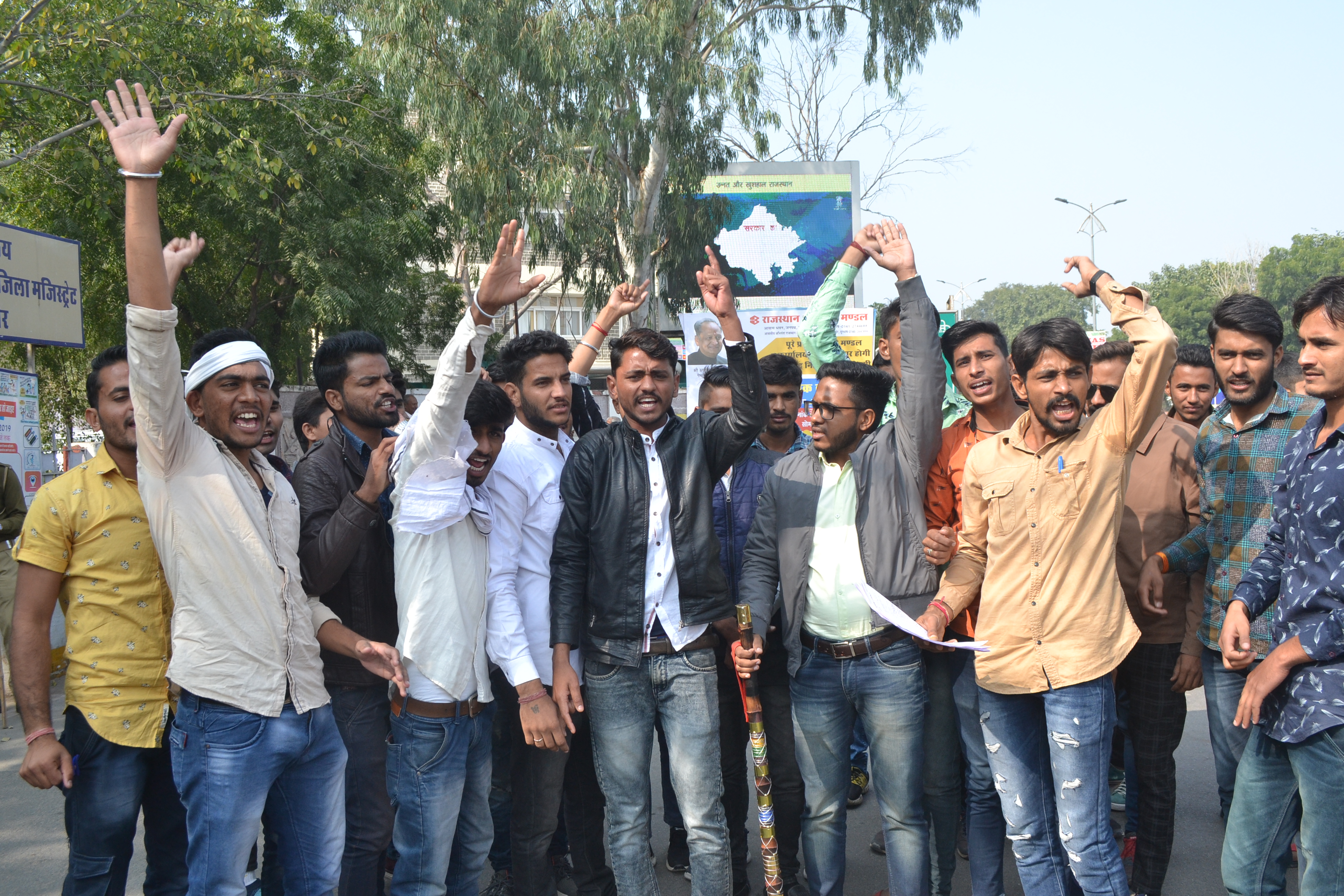 Students Protested फिल्म पानीपत के विरोध में छात्रों ने किया विरोध प्रदर्शन………….. देखिए वीडियो