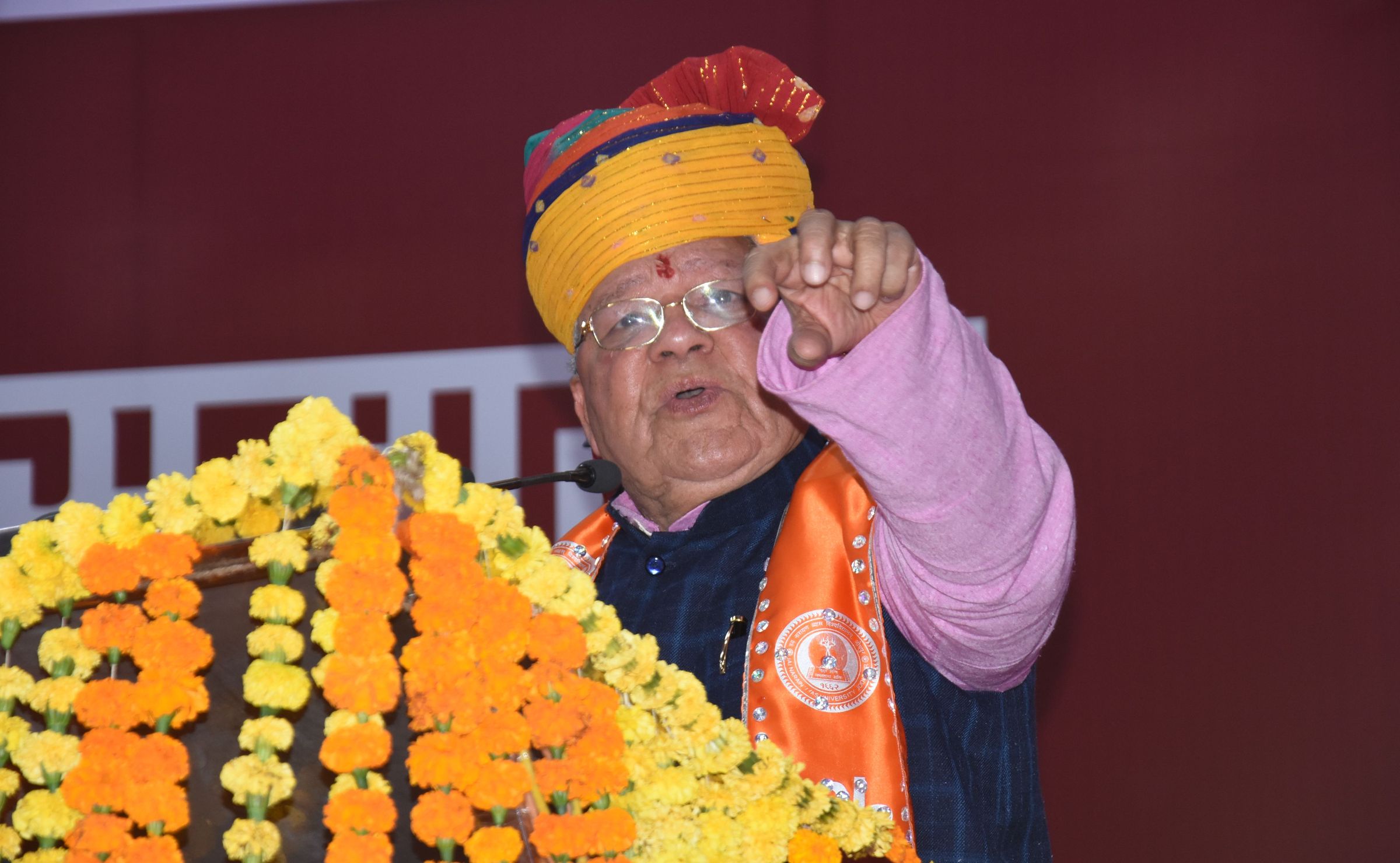 आंखों के सामने ऐसा हुआ कि राज्यपाल ने छात्राओं की बजाय छात्रों को ही कहा-पढ़ो, अन्यथा