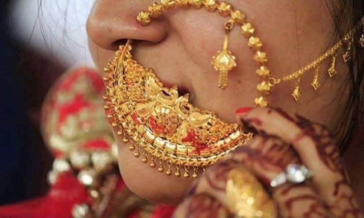 Gold prices fall Rs 95, silver falls Rs 128 on strong domestic demand