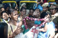 प्याज की माला पहनकर सड़कों पर उतरी महिलाएं