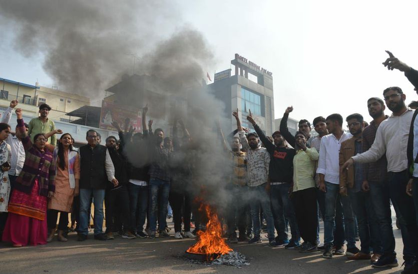 पानीपत फिल्म के विरोध में सड़क पर जाट सहित उतरा सर्व समाज, टायर जलाकर जताया आक्रोश