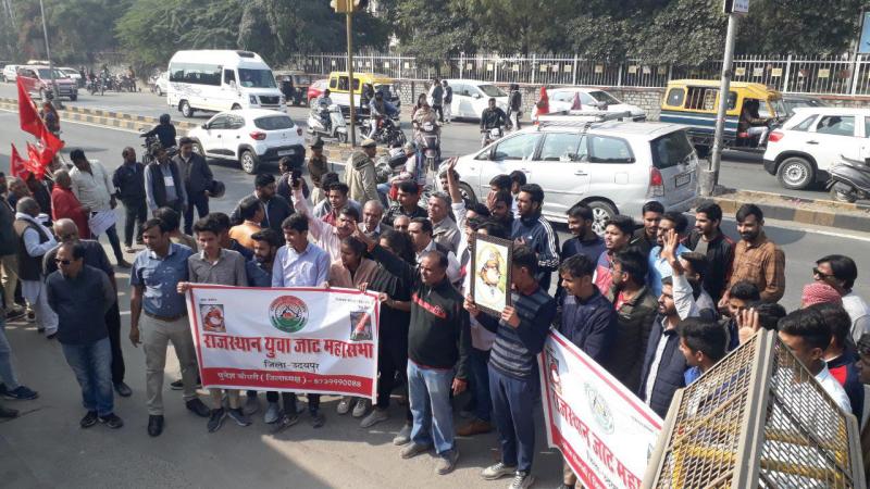 पानीपत फ‍िल्‍म व‍िवाद को लेकर जाट समाज ने क‍िया वि‍रोध प्रदर्शन, फि‍ल्‍म से वि‍वाद‍ित तथ्‍य हटाने की मांग