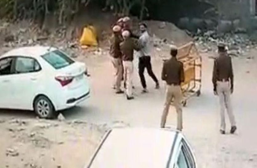 नाकाबंदी के दौरान कार चालक ने की पुलिसकर्मी के साथ मारपीट