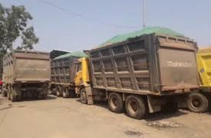 रेत ठेकेदार बोले- पुलिस एक बार टेररिस्ट को पकडऩे चूक कर देगी, लेकिन रेत के ट्रक नहीं छोड़ती