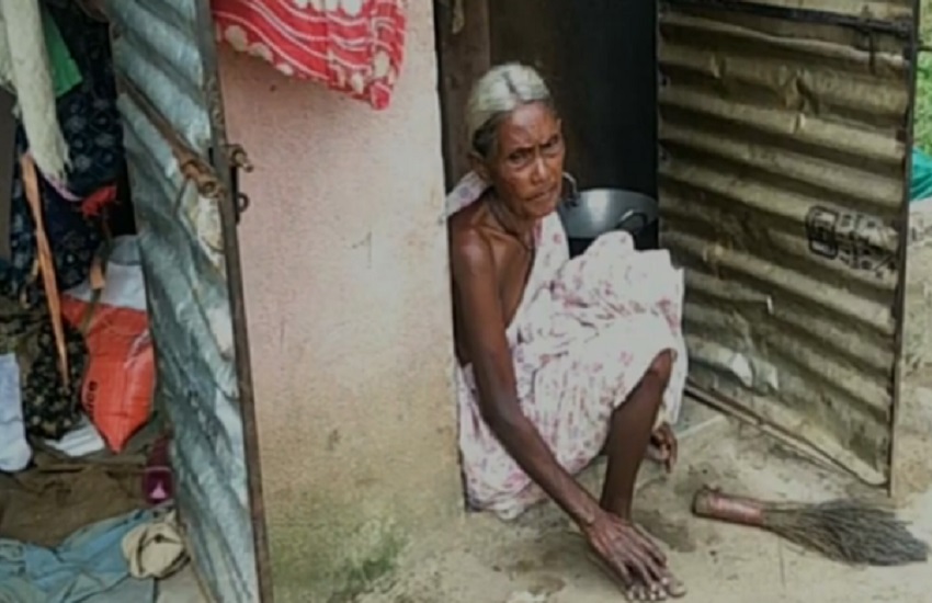 ओडिशा: 72 साल की आदिवासी महिला अपने परिवार के साथ टॉयलेट में रहने को मजबूर