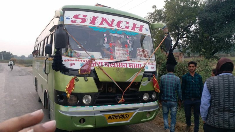 बिना परमिट दौड़ रही दो यात्री बसों को आरटीओ ने किया जब्त