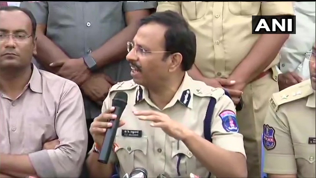हैदराबाद एनकाउंटर की जानकारी देते हुए पुलिसकर्मी