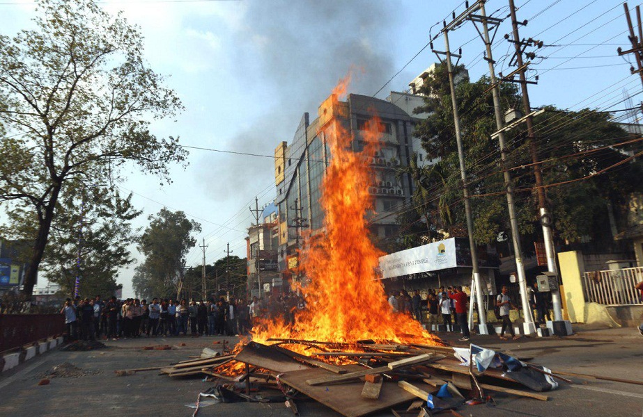 नागरिकता बिल के विरोध में हिंसक हुआ असम, गुवाहाटी में कर्फ्यू