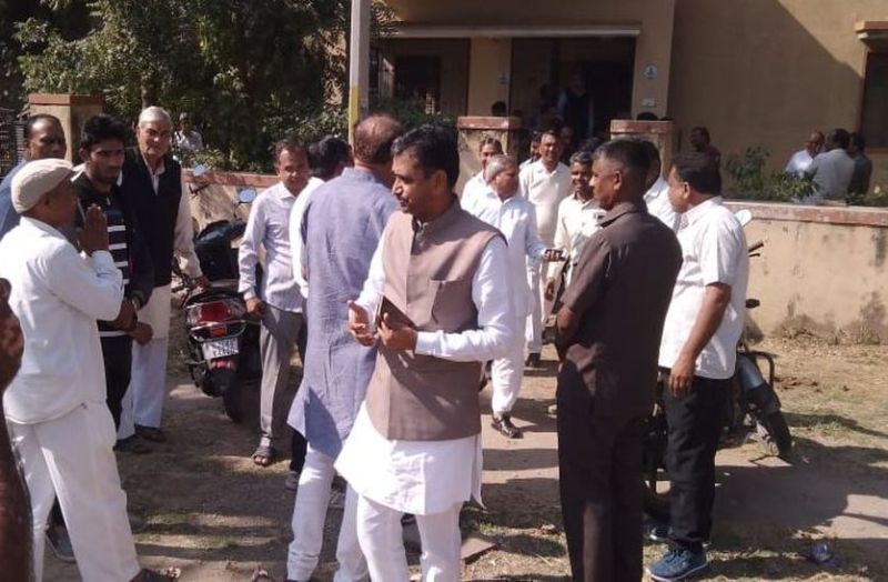 भाजपा चुनाव अधिकारी के समक्ष गाली-गलौच, तू-तू, मैं-मैं के बीच टेबल बजाई, जिलाध्यक्ष और प्रदेश प्रतिनिधि पद के आवेदन के दौरान हंगामा