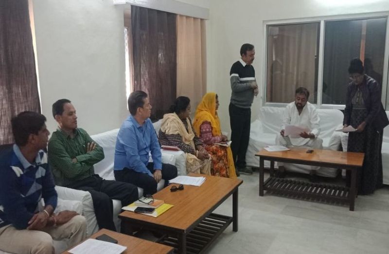 'कमियों को दूर करने के लिए समयबद्ध प्रयास करें, विद्यालय शिक्षा में गिरती रैंकिंग पर अधिकारियों से चर्चा