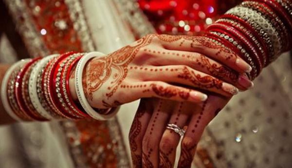 इसलिये हाथों में चूड़ियां पहनती है महिलायें, कई गंभीर बीमारियों से मिलता है छुटकारा