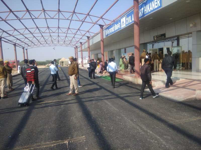 बीकानेर- विमान में बम की सूचना के बाद दौड़े अधिकारी