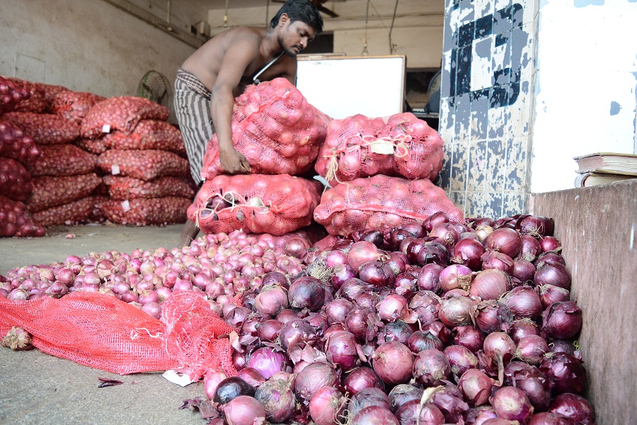 Cuddalore district wholesaler selling 4 kg of onion for Rs 100 in TN