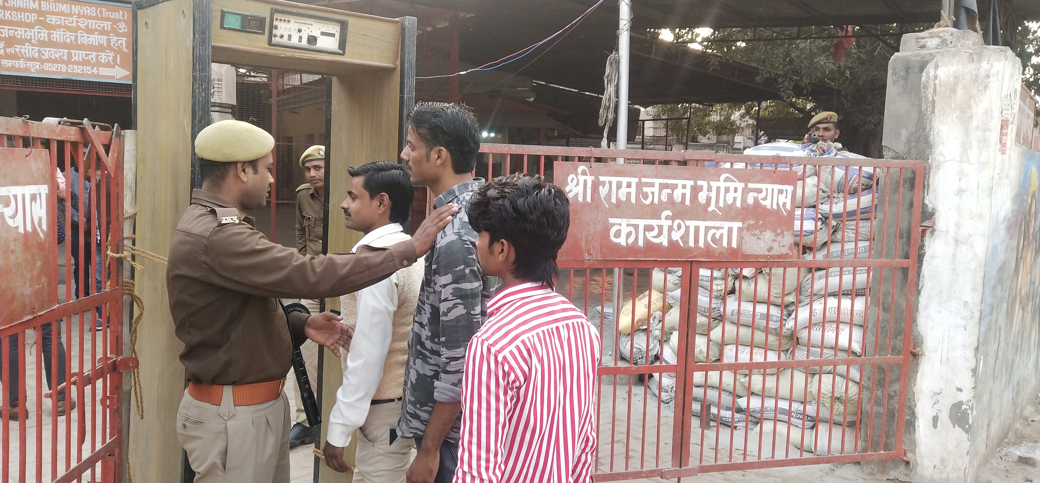 अचानक बढ़ी अयोध्या की सुरक्षा बुलेट प्रूफ लैश तैनात हुए सुरक्षाकर्मी