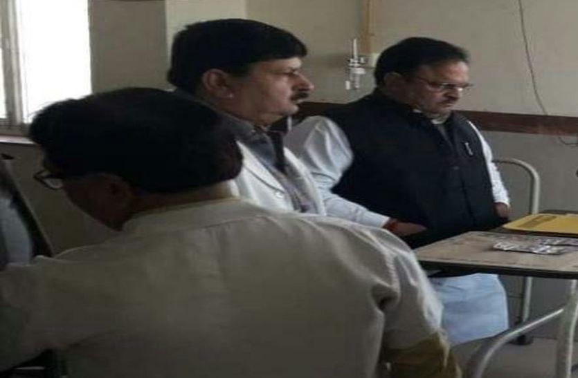 अस्पताल का हाल जानने नहीं, परिचित की कुशलक्षेम जानने पहुंचे चिकित्सा मंत्री