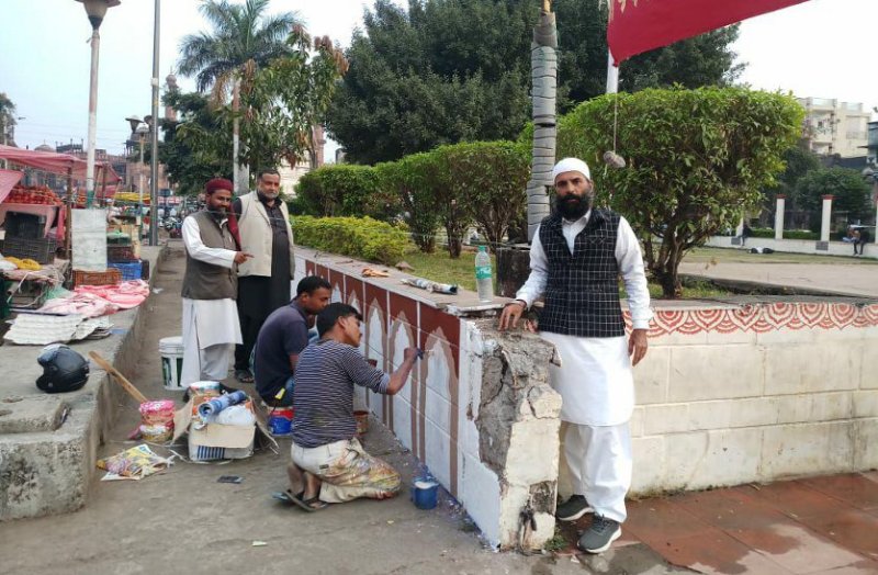 टूटी दीवारों पर पेटिंग, सुधार की बजाय छिपाने की कोशिश
