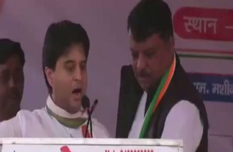 दिग्विजय 'विरोधी नेता' ने मंच पर सिंधिया को दी पर्ची, ज्योतिरादित्य बोले- ये तो ट्रेलर है आप पिक्चर की बात कर रहे हो