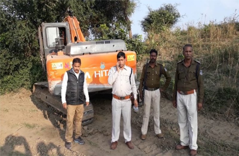 JCB and Poklen machine seized by the Department of Minerals