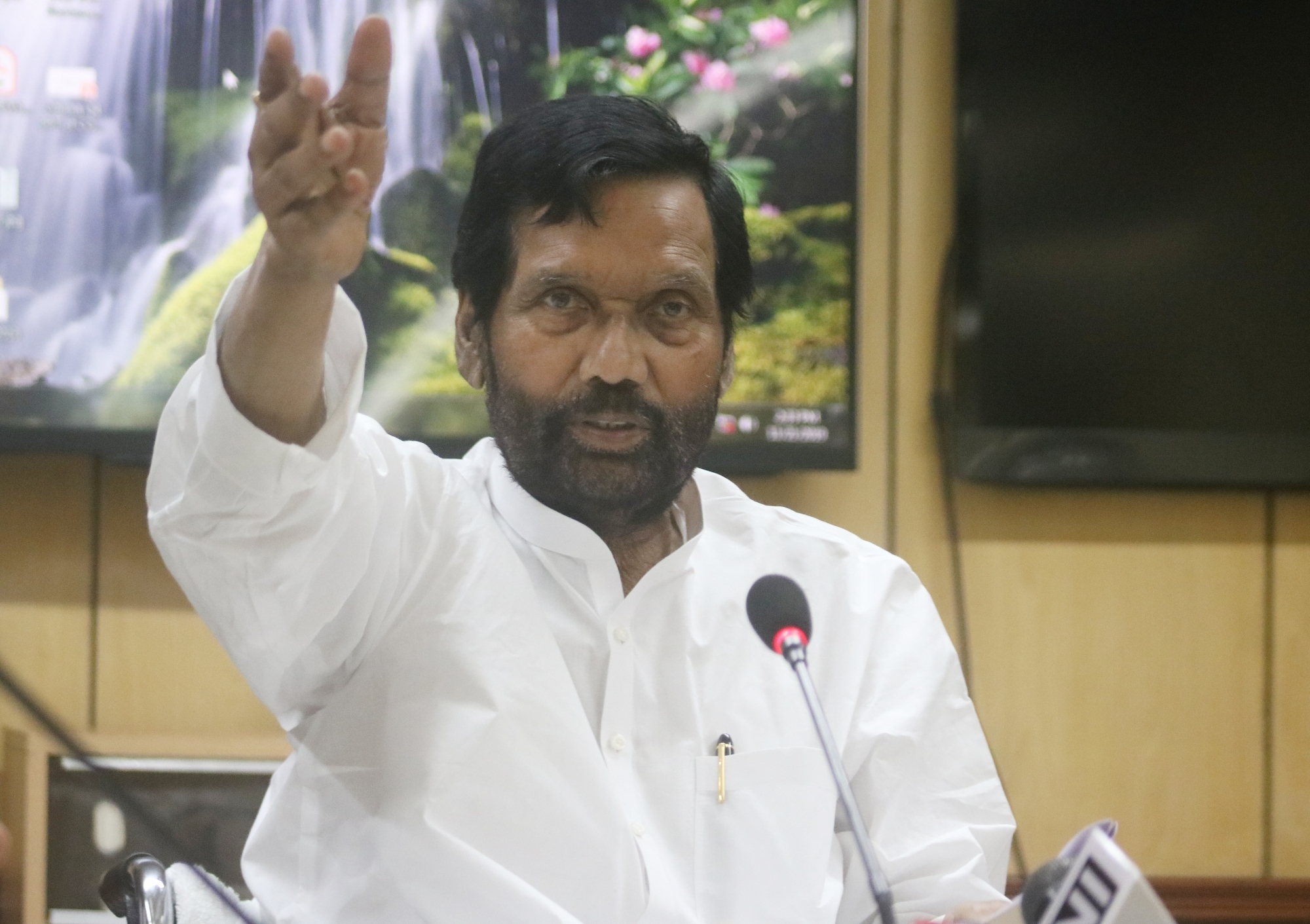 Govt will reduce inflation from pulses, Paswan suggest tip to all CMs